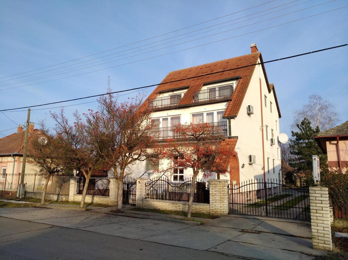 Szilvia Panzió Gyomaendrőd Exterior foto