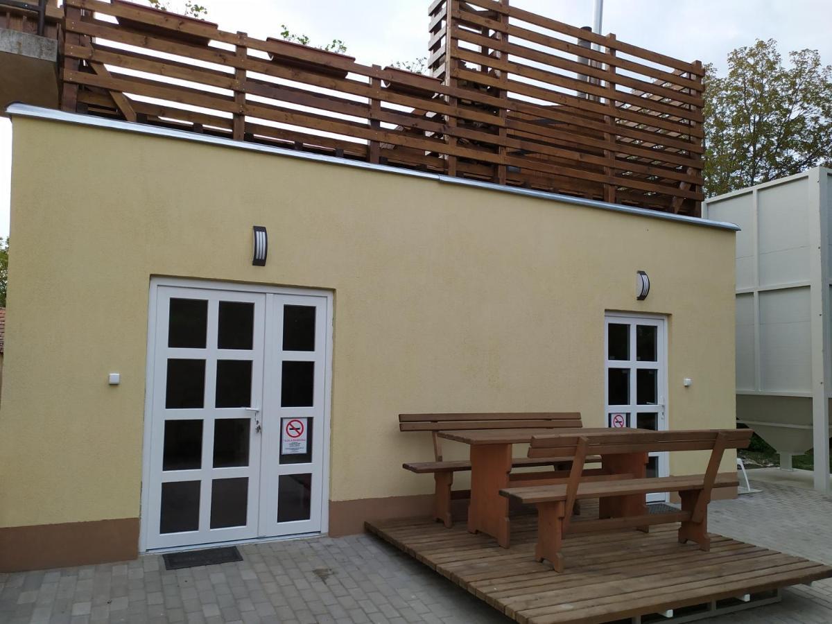 Szilvia Panzió Gyomaendrőd Exterior foto