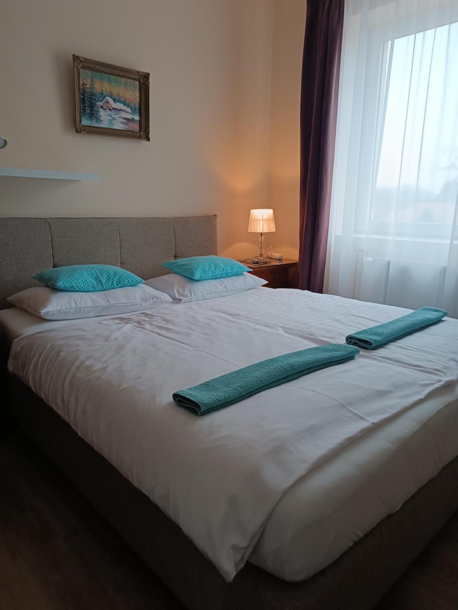 Szilvia Panzió Gyomaendrőd Exterior foto